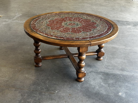 Vintage salontafel van gedraaid hout en leer met astrologische decoratie. – Fabrication Artisanale Vintage (photo 2 of 12)