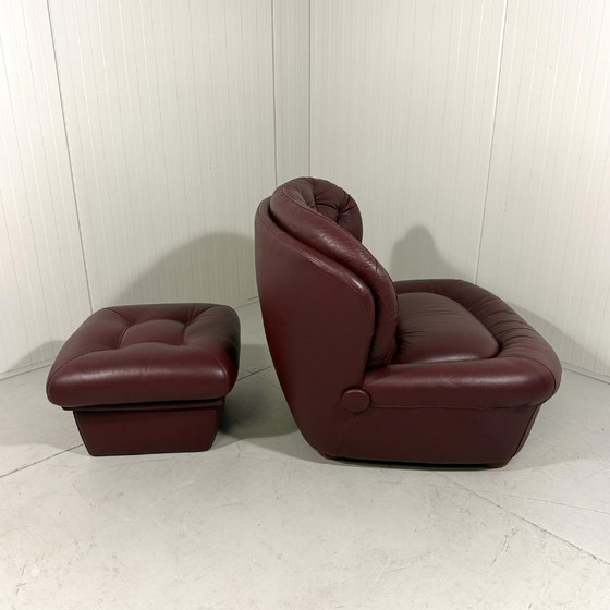 Image 1 of Fauteuil lounge et repose-pieds en cuir bordeaux français, style Space Age, années 1970