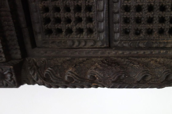 Image 1 of Antiek Newari-raam van gesneden hout, in Nepalese stijl.