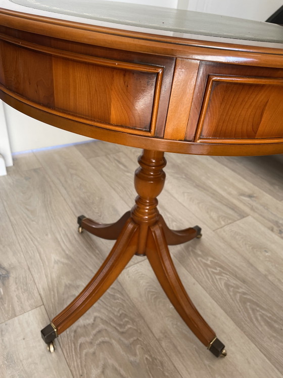 Image 1 of Klassieke Engelse drumtafel (of drum table) van de Nederlandse meubelfabrikant Heldense Exclusief