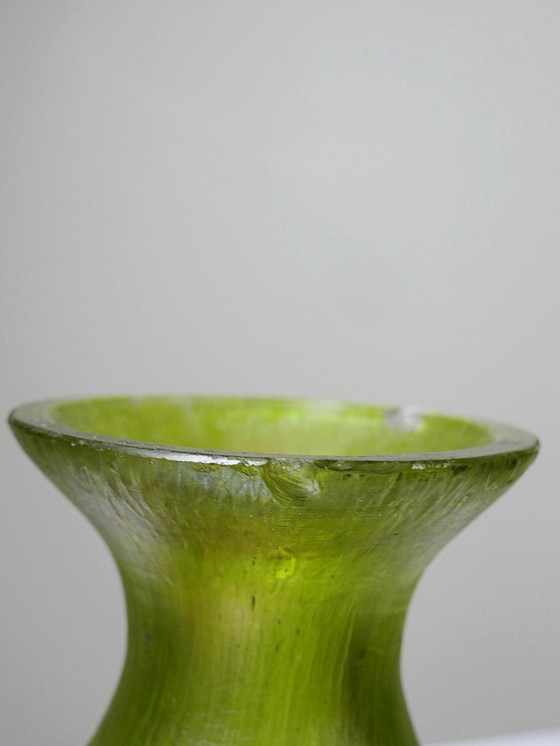 Image 1 of Piccolo vaso Art Nouveau in vetro soffiato verde iridescente, antico 1900-1915