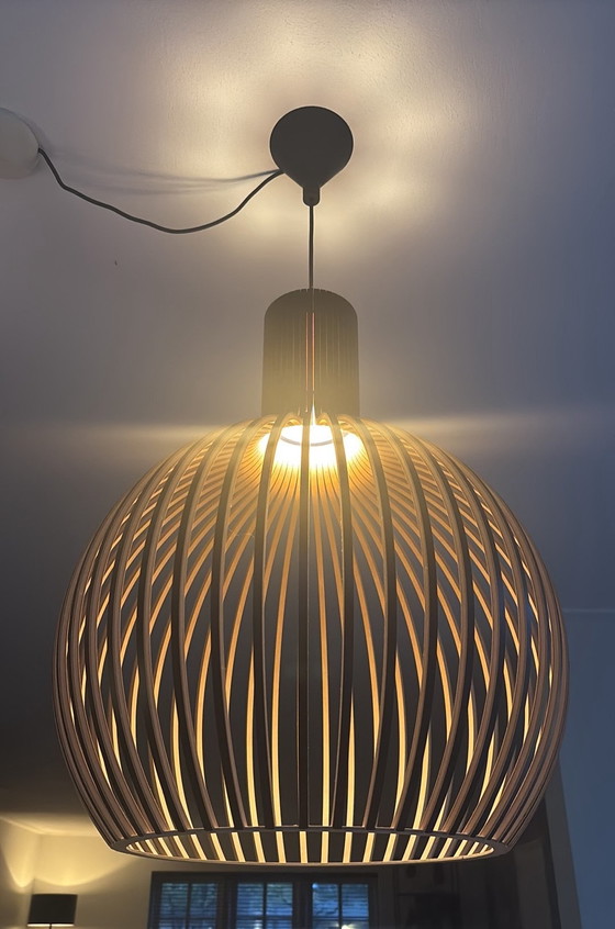 2x Pendelleuchten Secto Design, Modell Octo 4240, schwarz – Holz (photo 4 of 5)