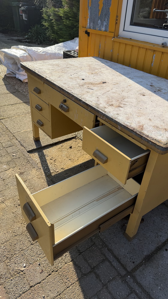 Image 1 of Gispen Schreibtisch aus Stahl, hellgelb