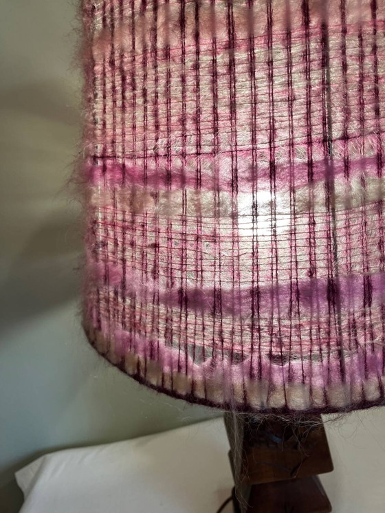 Skulptierte Holz-Tischlampe, Woll-Lampenschirm. – Tischlampen, Wool, Wood, Brutalist (photo 19 of 19)