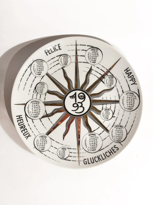 Fornasetti 1993 Kalenderteller aus Keramik – decoratieve objecten, Porcelain, Ceramic, Surrealism