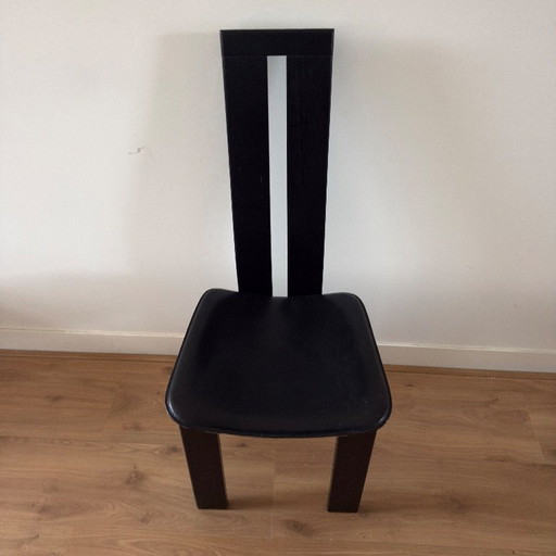 Set van vier volledig zwarte eetkamerstoelen met hoge rugleuning in de stijl van Pietro Constantini, jaren 70, Italië