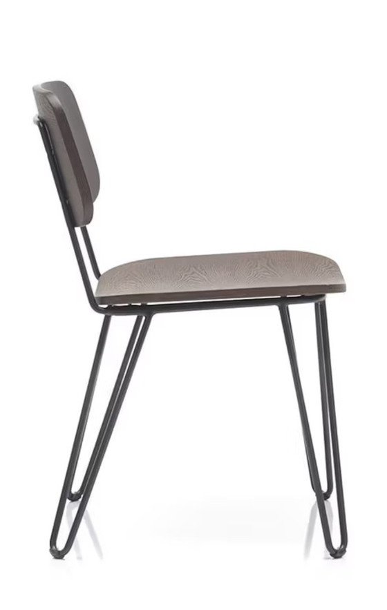 Image 1 of 8 sillas Go In Yago (madera de arce con estructura de acero con recubrimiento de polvo negro)