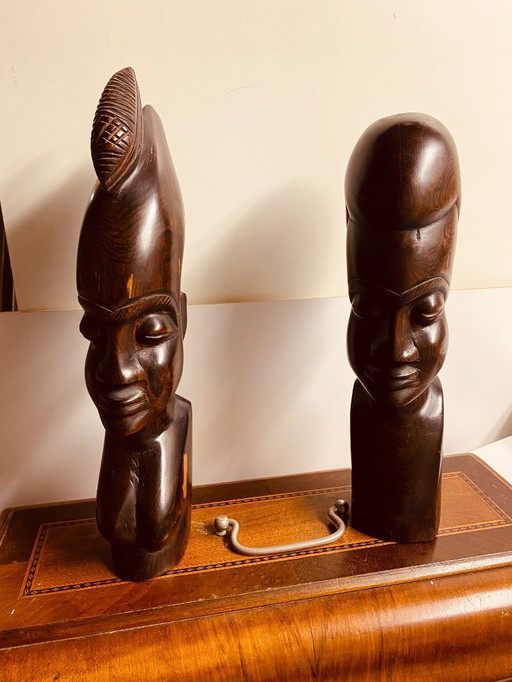 Estatuas africanas de hombre y mujer