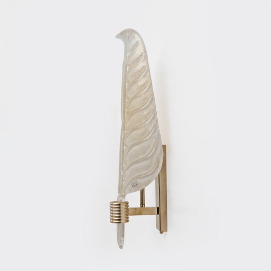 Image 1 of Par de apliques de pared de cristal de Murano con forma de hoja, con detalles en polvo de oro y latón, Italia.