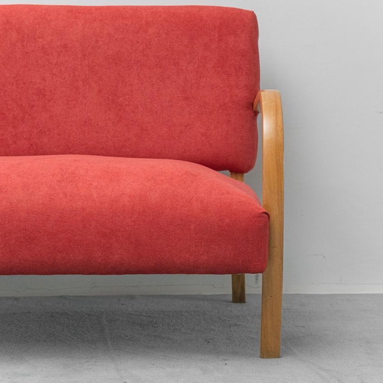 Image 1 of Vintage tweezitsbank – hout en rode stof, jaren 60, moderne antieke stijl