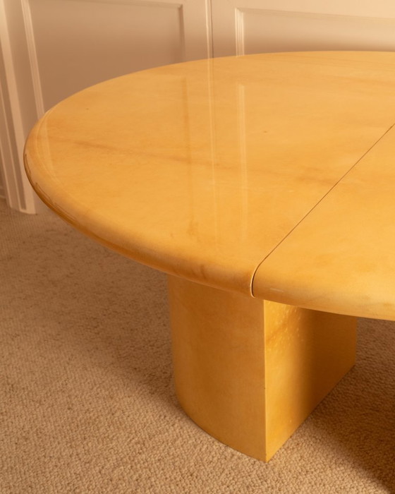 Image 1 of Table ovale en peau vernie - Italie 1960s