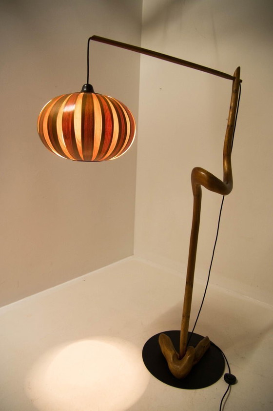 Image 1 of Skulpturale Stehlampe aus Holz und Furnier im Stil der Mid-Century-Moderne der 1960er Jahre.