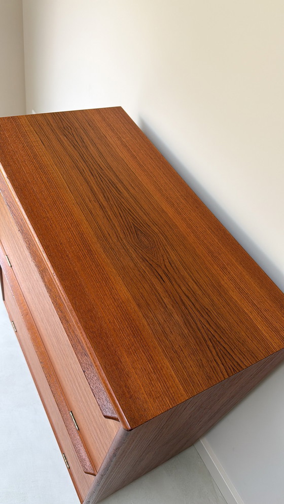 Image 1 of Armario danés antiguo de madera de teca con puertas