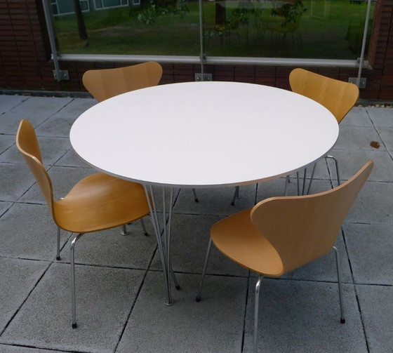 Image 1 of Fritz Hansen, B425, ronde tafel Ø 120 cm, stalen poten