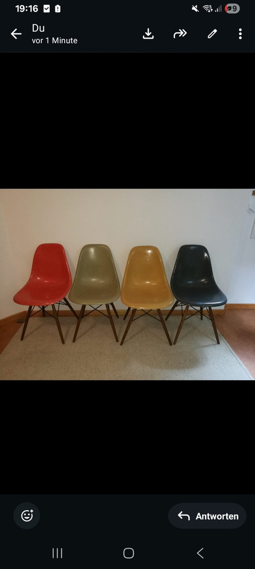 Miller/Vitra DSW op Vitra walnoot, glasvezel Midcentury