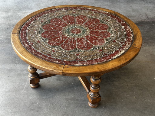 Brutalistische ronde salontafel van hout en veelkleurig leer met dierenriemdecoratie. – Wood, Leather (photo 2 of 12)