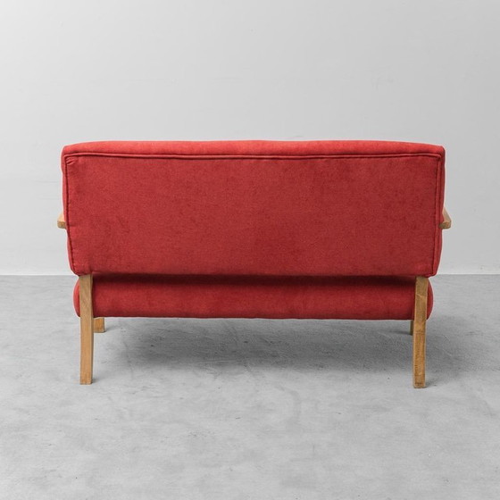 Image 1 of Vintage tweezitsbank – hout en rode stof, jaren 60, moderne antieke stijl