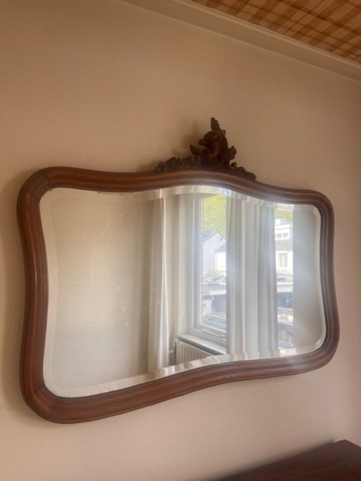 Antieke wandspiegel met houten lijst en facetgeslepen spiegel, handgestoken ruif.
