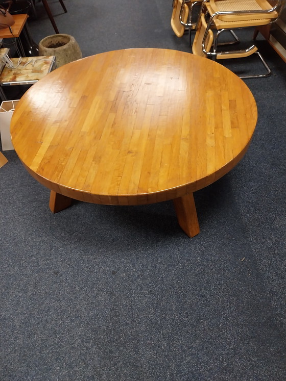 Image 1 of 1 großer Eichen-Couchtisch im Stil von Charlotte Perriand (1970er Jahre), 115 cm Durchmesser