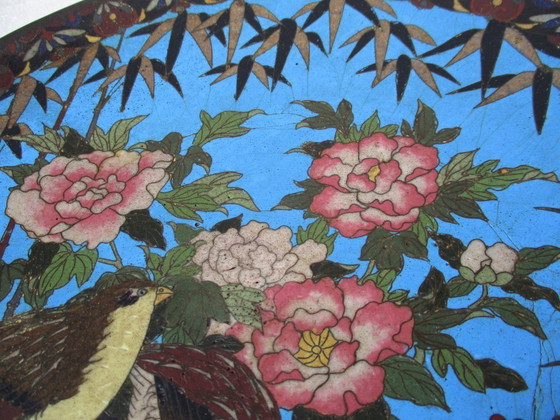 Image 1 of Plat cloisonné de la fin du XIXe siècle à décor raffiné, diamètre 30 cm.