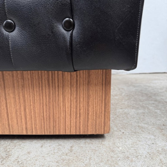 Image 1 of Sillón de diseño moderno de mediados de siglo en cuero negro con pedestal de madera.