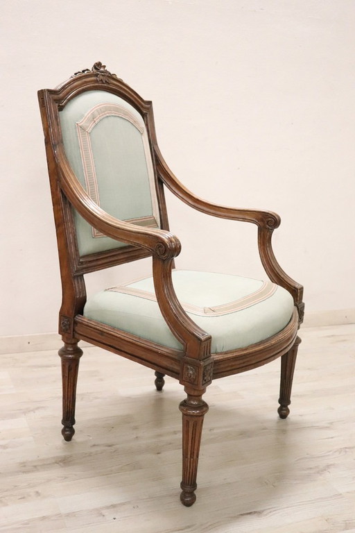 Antiker hölzerner Louis Xvi-Sessel