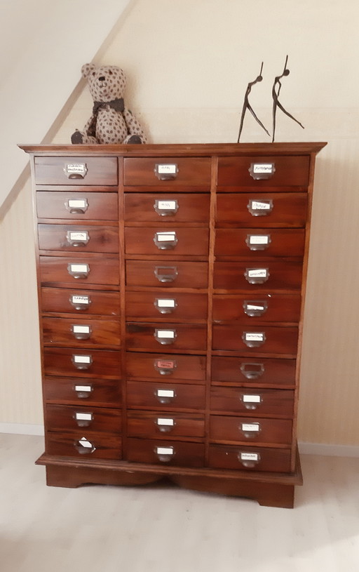 Commode ancienne à 30 tiroirs, faite à la main
