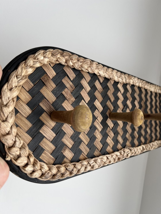 Image 1 of Wandgarderobe aus schwarz-braunem geflochtenem Holz und Bast