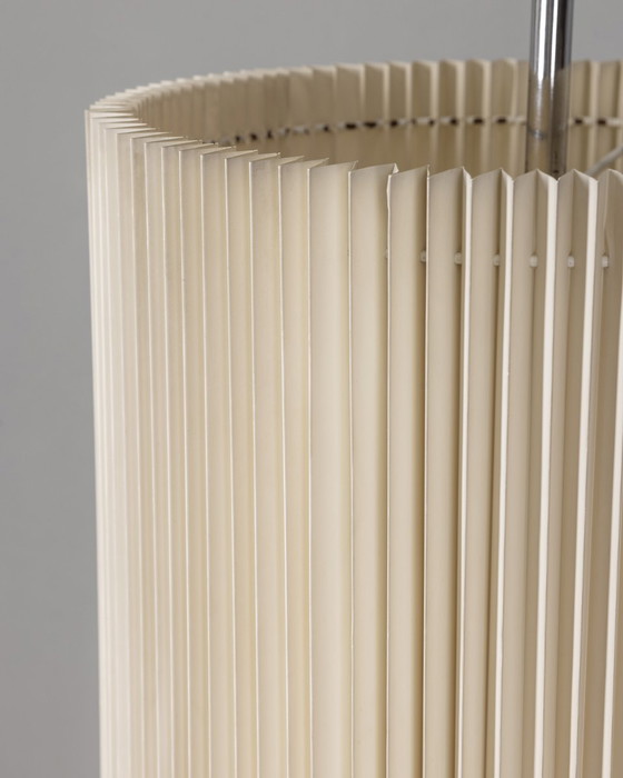 Image 1 of  Pagina 1 van 9 Vintage vloerlamp uit 1960 in metaal en geplooide kap Italiaans ontwerp