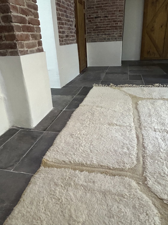 Image 1 of Tapis Beni Mrirt 300x200 cm – Tapis marocain en laine blanc cassé à motifs sable