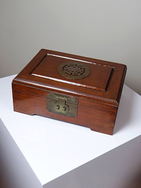 Image 1 of Scatola portagioie cinese vintage in legno, decorazione Shou con rame patinato, 1970-1980