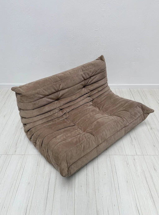 Originele Ligne Roset Togo 2-zitsbank van Michel Ducaroy, taupekleurig alcantara, 1995