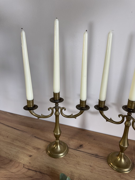 Ein Paar Messingkerzenständer