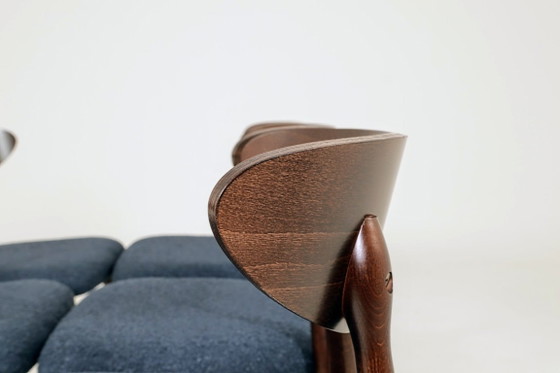 Image 1 of Moderne set van 6 eetkamerstoelen, blauw marine bouclé en donker beukenhout