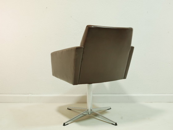 Image 1 of Vintage draaibare fauteuil uit de jaren 70, fauteuil in mid-century stijl, bruin kunstleer, chromen onderstel, retro loungestoel