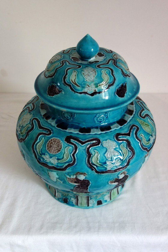 Image 1 of Ein Paar gedeckter Vasen aus Keramik, China, Mitte 20.