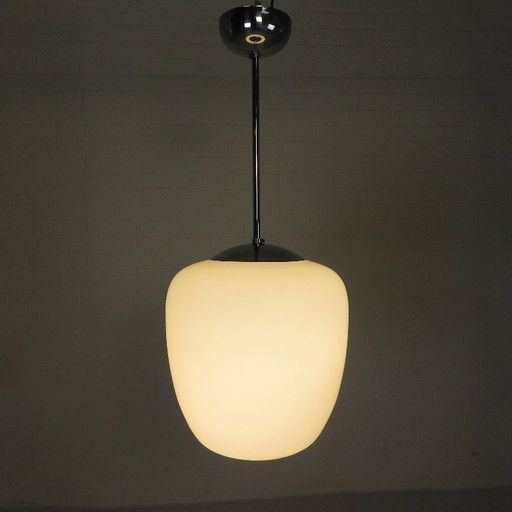 Vintage schoollamp met witte matglazen kap en verchroomd armatuur, jaren 50