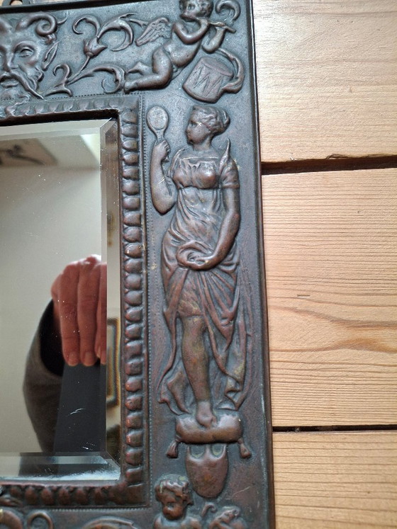 Miroir cadre en laiton repoussé vers 1900, glace biseautée, rare, Métal, Marron, Classicisme (photo 8 sur 11)