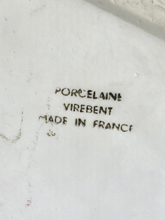 Image 1 of Virebent vaas van blauw verlopend porselein met landschaps- en vogeldecoratie.