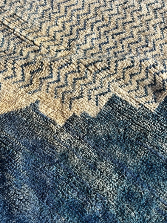 Image 1 of Handgemaakt Marokkaans Mrirt wollen tapijt 260x300 cm – Wit en blauw minimalistisch geometrisch ontwerp