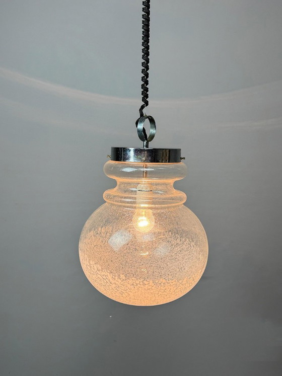 Grande suspension design, verre blanc à motif moucheté et structure chromée, années 1960 – Lampes, Glass (photo 9 of 9)