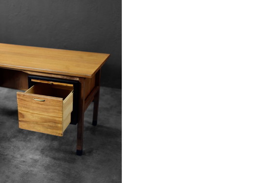 Image 1 of Großer dänischer Schreibtisch im Mid-Century-Stil aus braunem Teakholz, 1960er Jahre