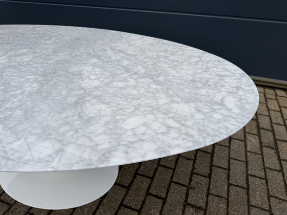 Image 1 of Original oval Knoll Tulip dining table (198x121cm) in Carrara marble