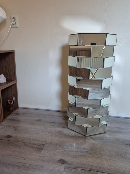 Grande colonne à miroir, pilier hexagonal