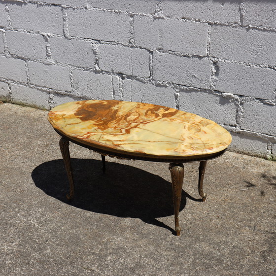 Image 1 of Table basse ovale française en marbre d'onyx et laiton - Table de salon - Table de cocktail - Style Louis XV- 70s