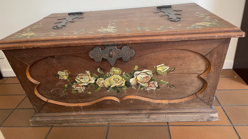 Antike handbemalte Truhe