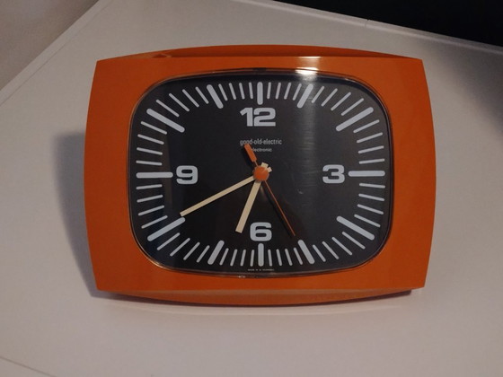 Horloge murale orange Space Age des années 70 – Good-Old-Electric, Pendules, Plastique, Plexiglas (photo 2 of 7)
