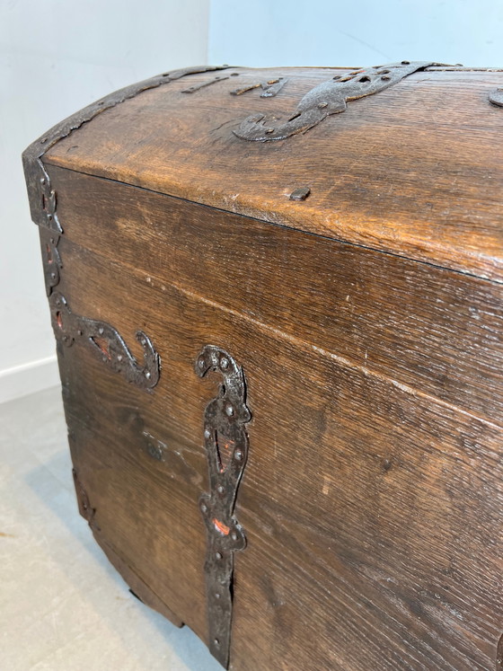 Antieke eikenhouten koepelkoffer uit de 18e eeuw – Kasten (photo 4 of 6)