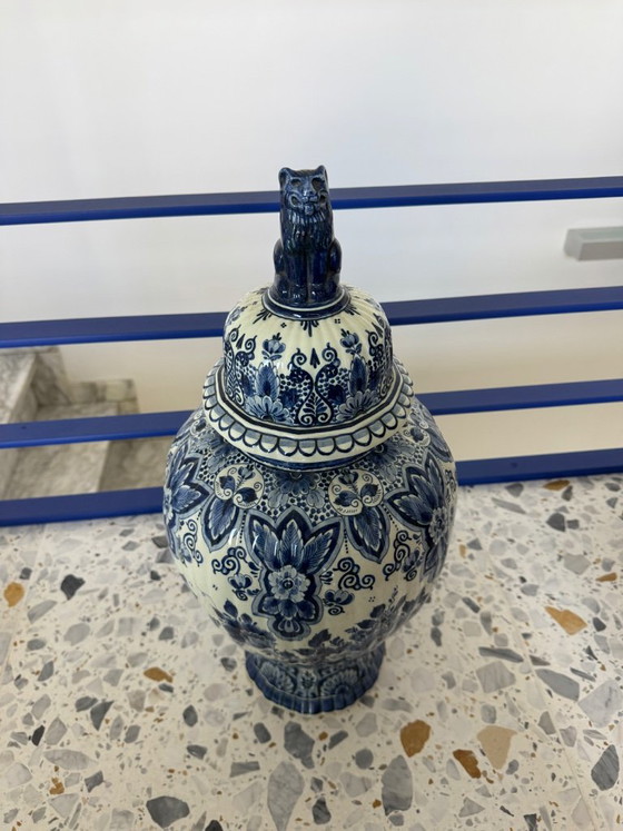 Gran jarrón con tapa, pintado a mano en azul de Delft, procedente de Plateelbakkerij RAM en Arnhem. (photo 6 of 7)