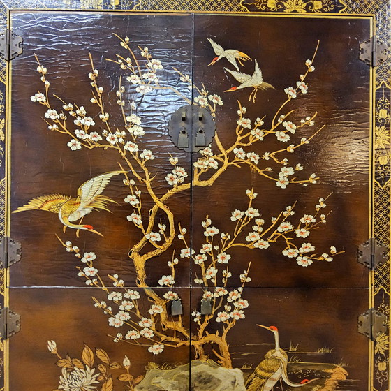 Image 1 of Mobiletto cinese d'epoca con uccelli e fiori rossi e dorati, stile bohémien / mobiletto orientale / mobiletto asiatico